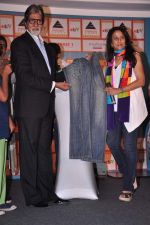 Amitabh Bachchan, Shobha De at Parikrama foundation charity event in Taj Land_s End, Mumbai on 1st Sept 2012 (68).JPG